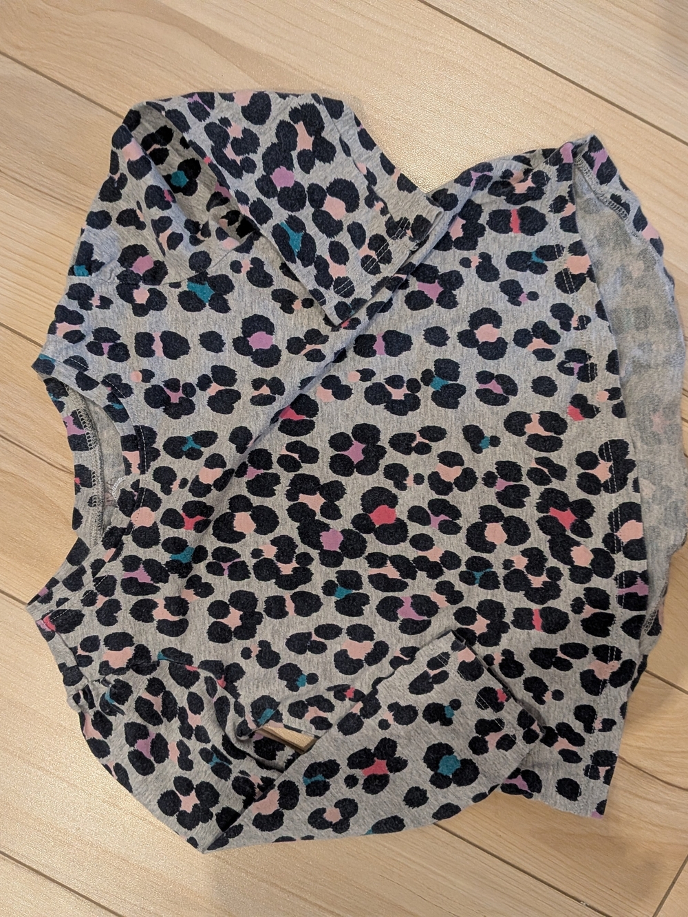 5 For 25$ Baby GAP Gray Leopard Print Long Sleeve Top with Pink & Teal Spots